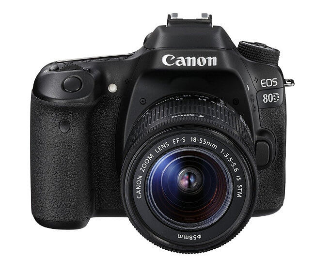 Canon 80D - Vista frontal con objetivo 18-55mm